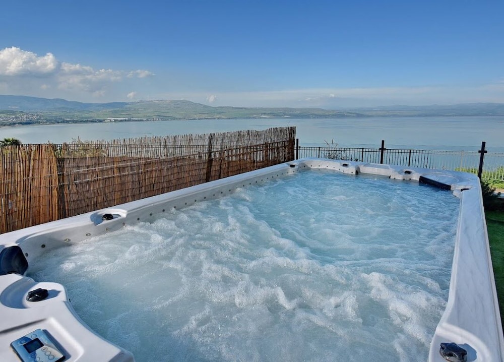 Deluxe Studio Suite, Jetted Tub photo 3