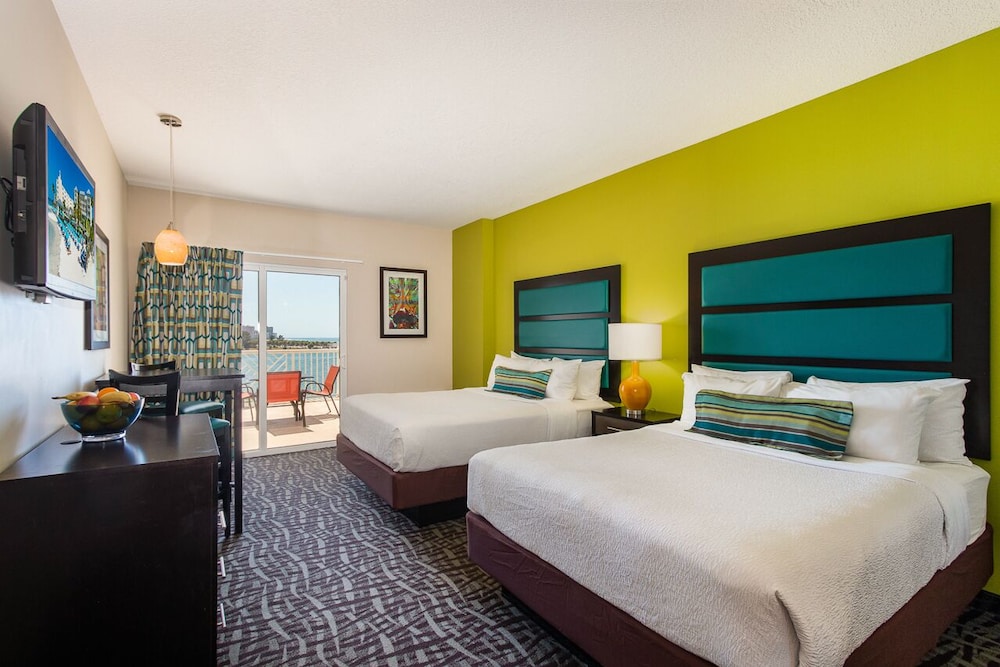 Signature Room, 2 Queen Beds, Pool View