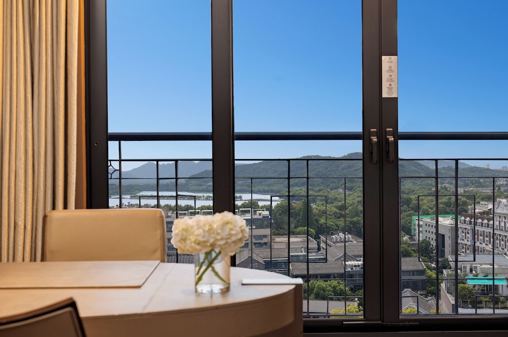 Premier Lakeview King Room