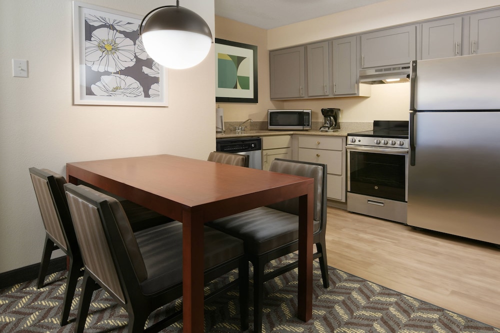 Suite, 2 Bedrooms - Photo 2