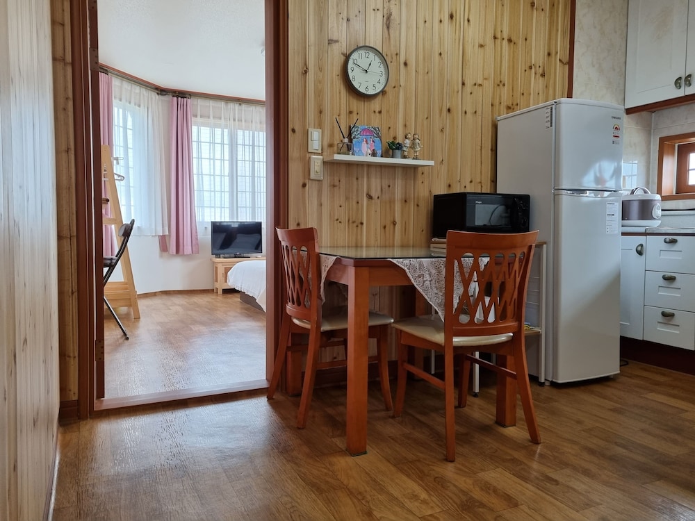 Family Double or Twin Room, 2 Queen Beds, Non Smoking, Partial Sea View photo 2