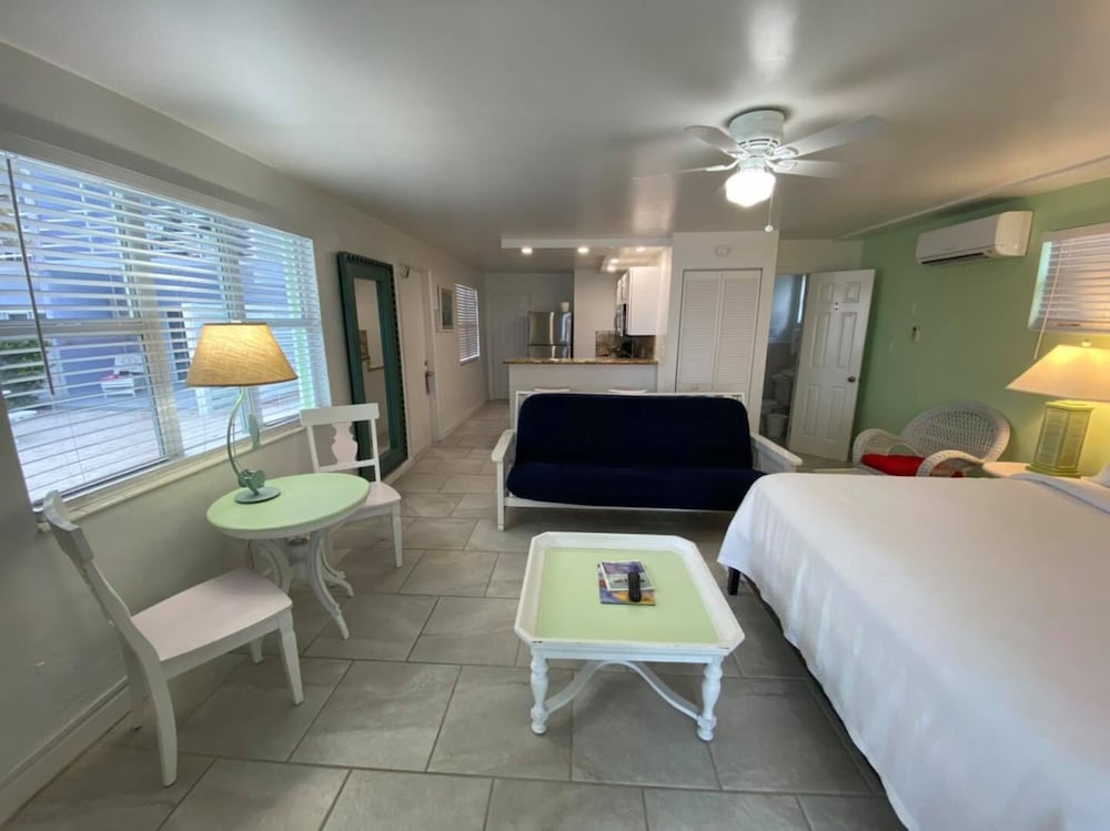 Oceanfront King Suite w/ Kitchen & Private Balcony - Photo 17
