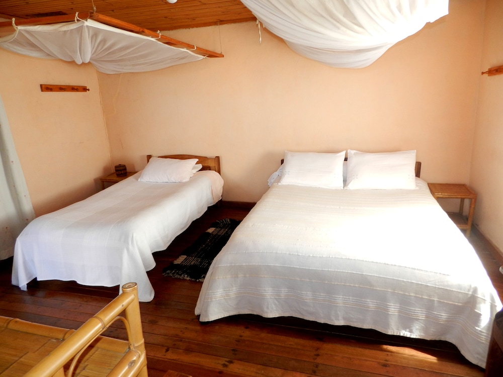 Basic Triple Room, Multiple Beds photo 3