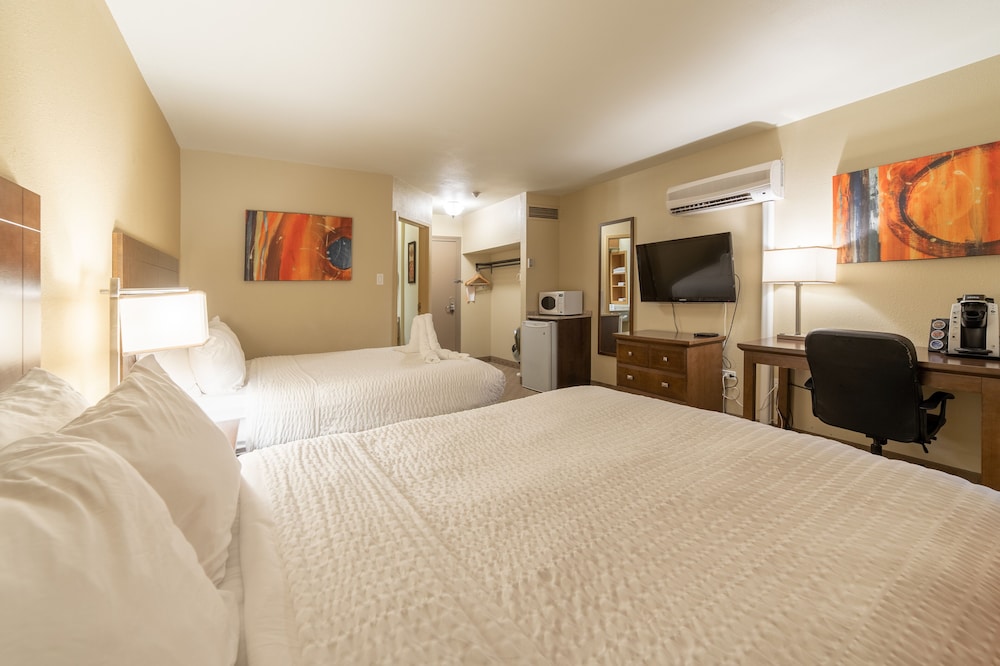 Standard Room, 2 Queen Beds, Poolside photo 3