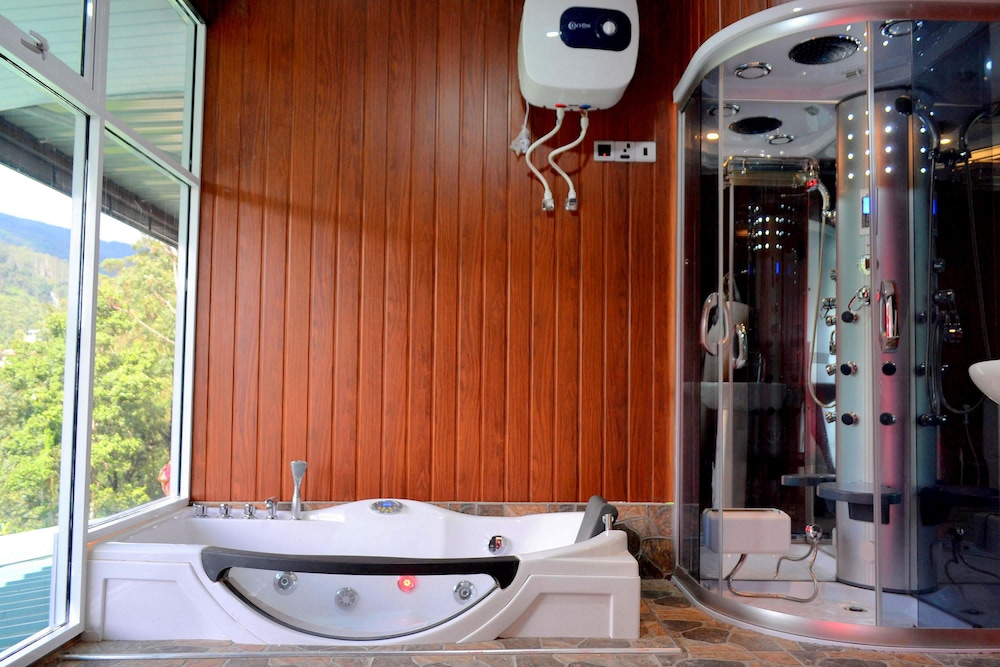 Family Suite, 2 Bedrooms, Bathtub, Mountain View