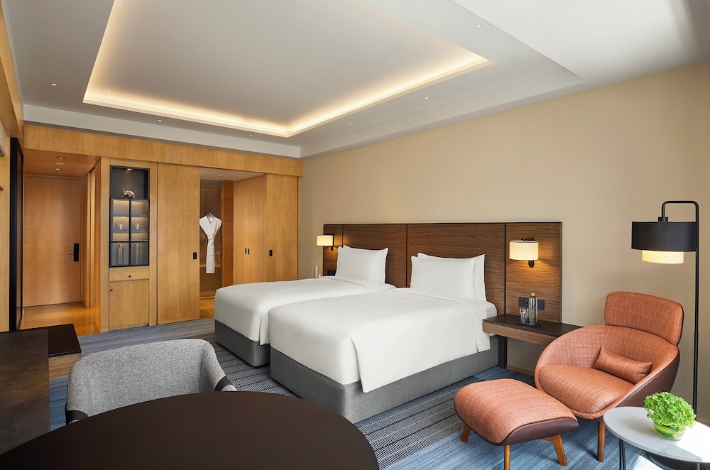 Club Room, 2 Twin Beds, Patio - Photo 7