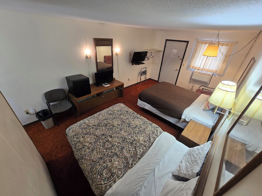 Room, 2 Queen Beds, Non Smoking - Photo 10
