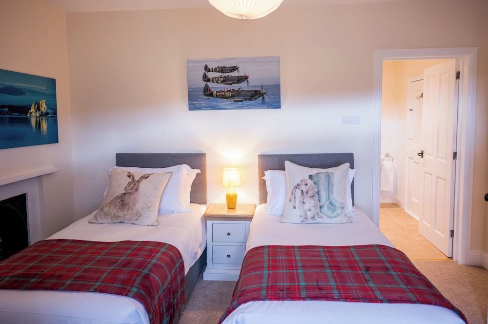 Classic Double Room, 1 King Bed, Hill View photo 2