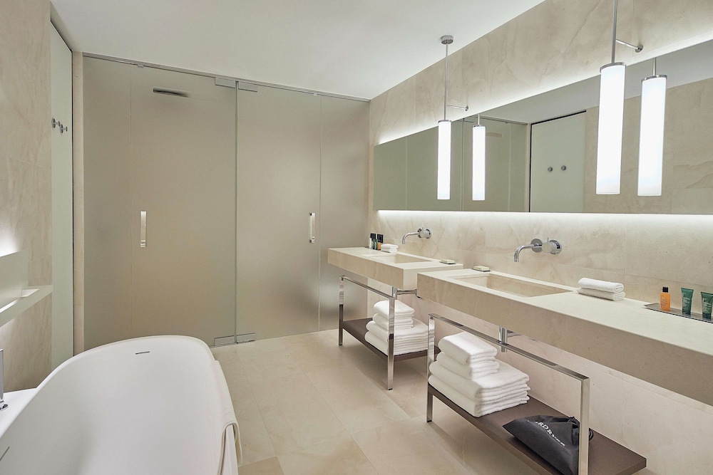 Lake View Suite with balcony thumbnail 6