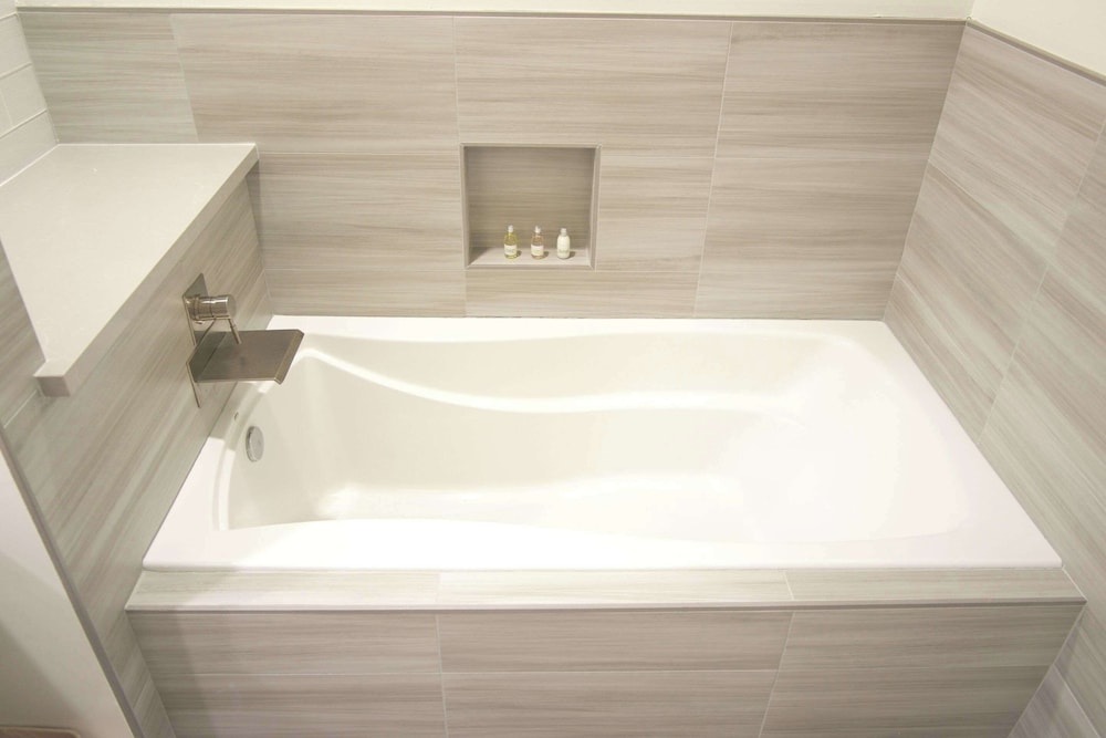 Suite, 1 King Bed, Non Smoking - Photo 6