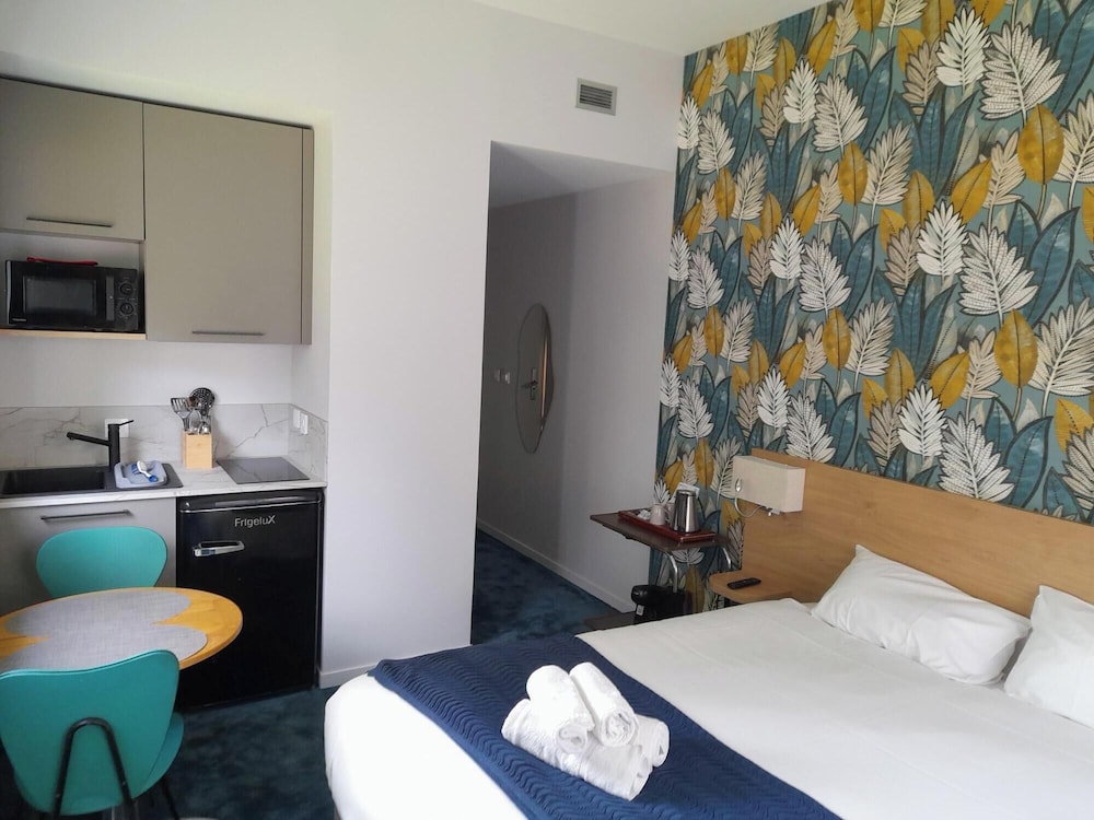 Comfort Studio, 1 Queen Bed, Kitchenette, Garden View photo 3