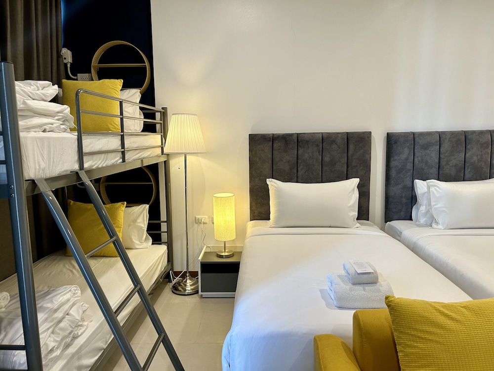 Economy Quadruple Room - Photo 27