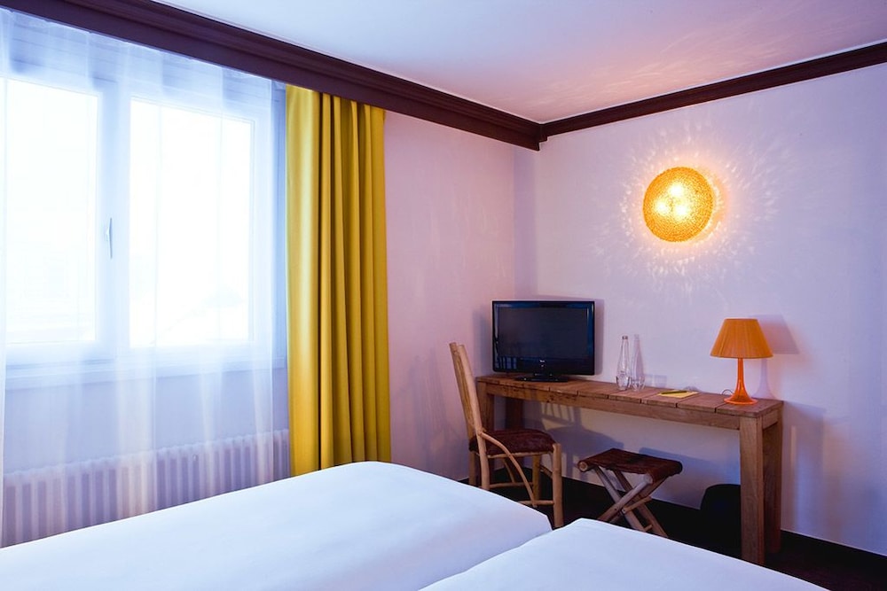 Medium Room photo 2