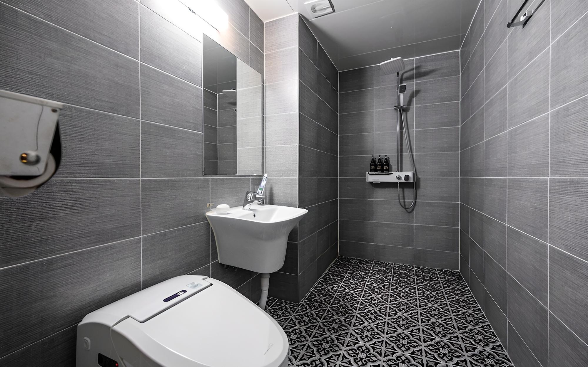 Room (VIP (double + double bed Netflix avai) - Photo 9