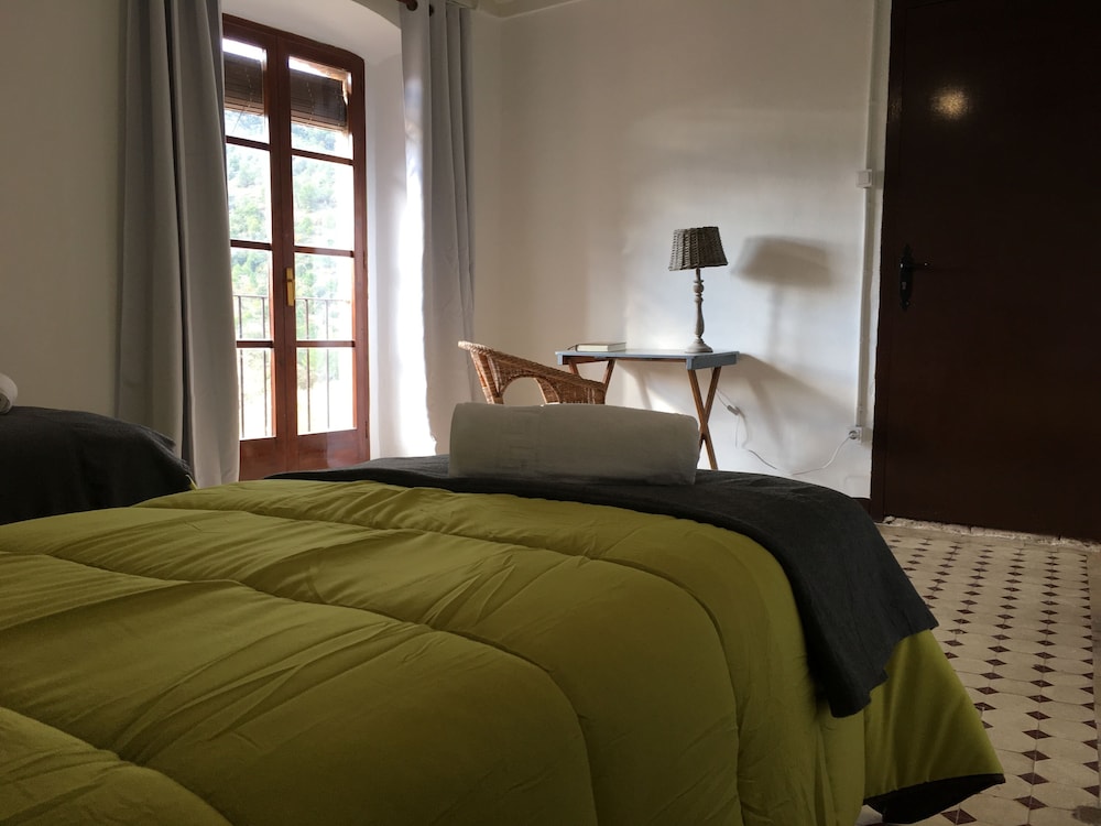 Twin Room, Shared Bathroom (Carboneres)