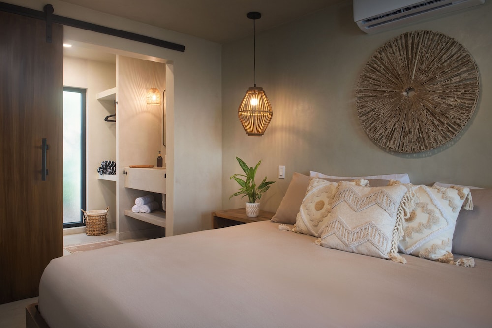 Room, 1 King Bed, Terrace, Beachfront photo 2