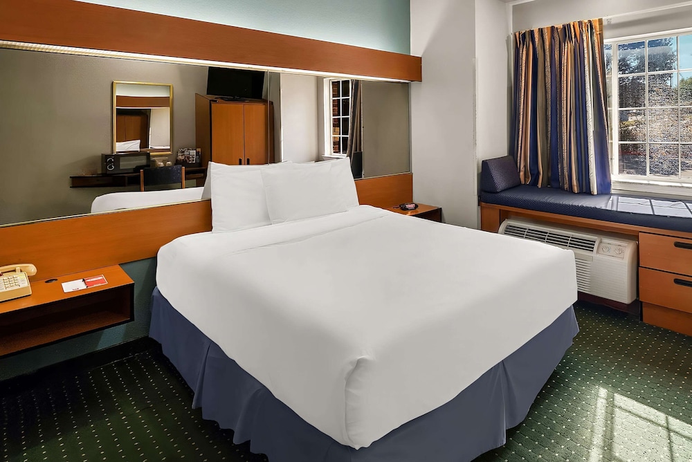 Standard Room, 1 Queen Bed, Non Smoking - Photo 4