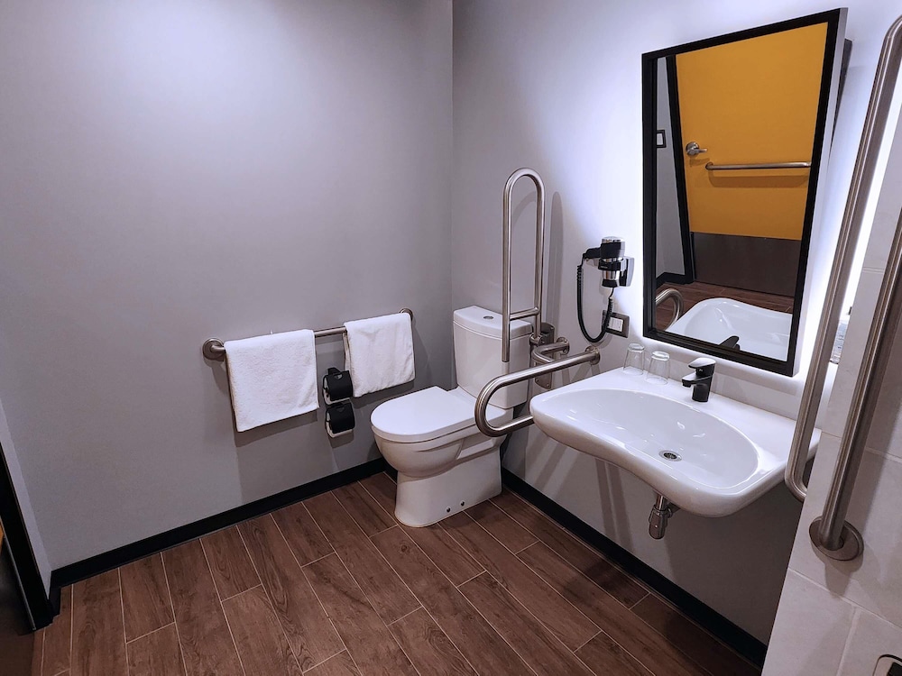 Standard Room, 1 Double Bed, Accessible (Accessible) - Photo 6