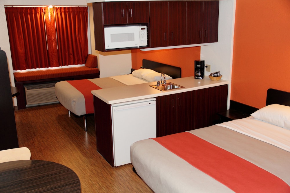 Deluxe Suite, 2 Queen Beds, Non Smoking, Refrigerator & Microwave - Photo 4