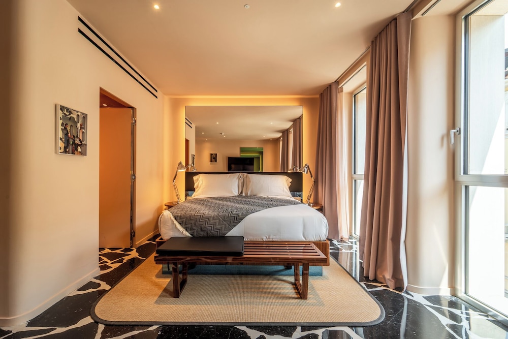 Premium Quadruple Room thumbnail 6