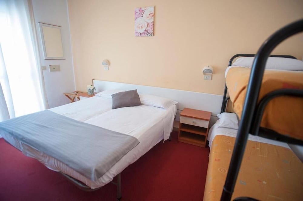 Basic Quadruple Room photo 3