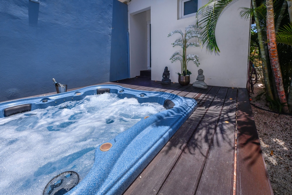 Pool side Villa 2 with private Garden Hot Tub XXL