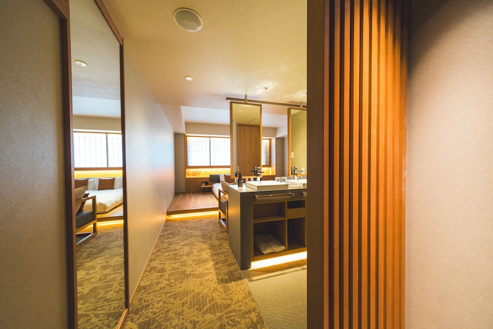 Deluxe Room, 1 King Bed, Non Smoking, Bathtub - Photo 8