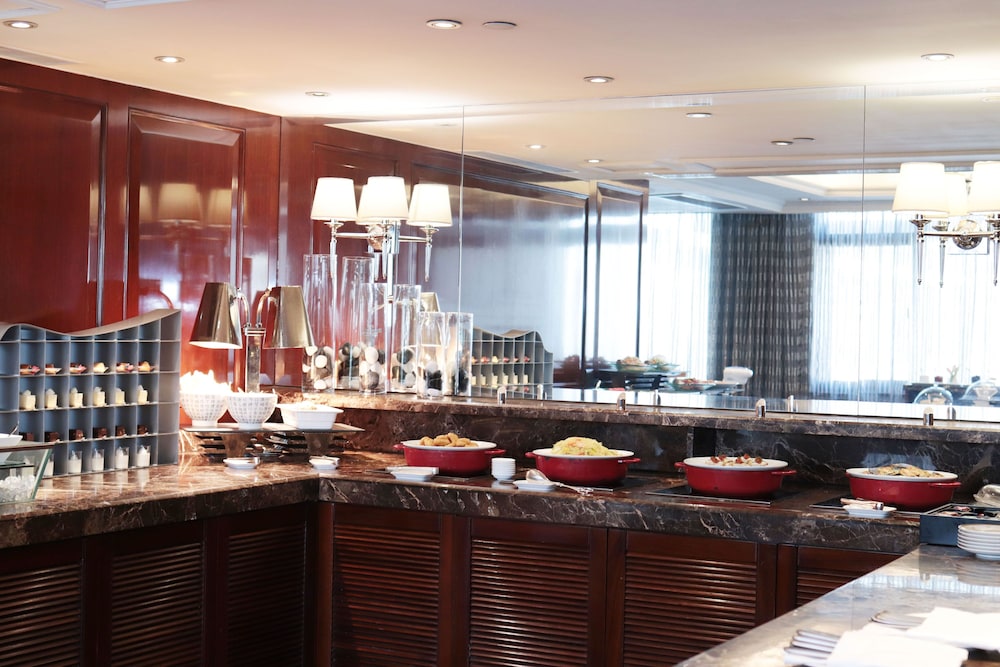 Superior Suite with The Continental Club Lounge access