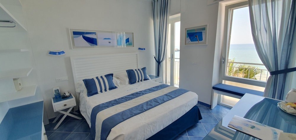Double Room, Sea View (Marina) - Photo 6