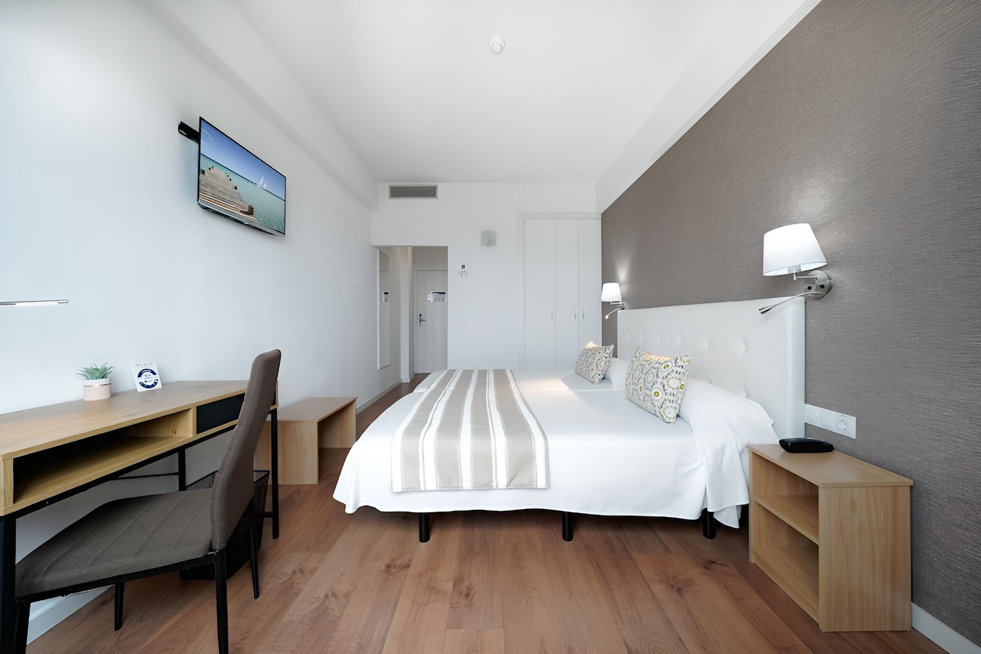 Standard Double or Twin Room thumbnail 5