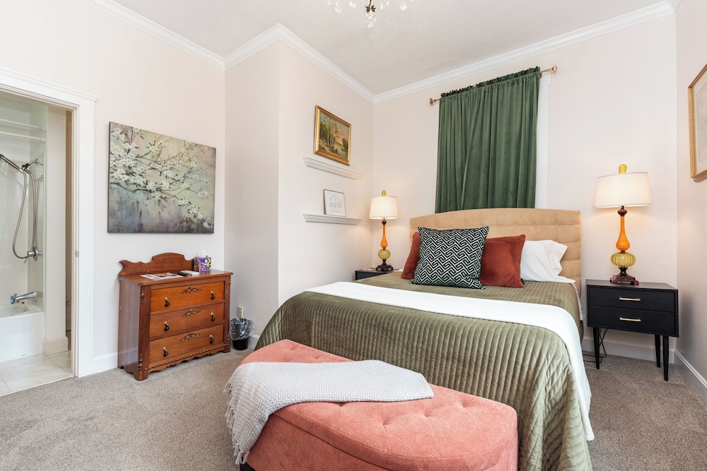Double Room, 1 Queen Bed, Private Bathroom photo 3