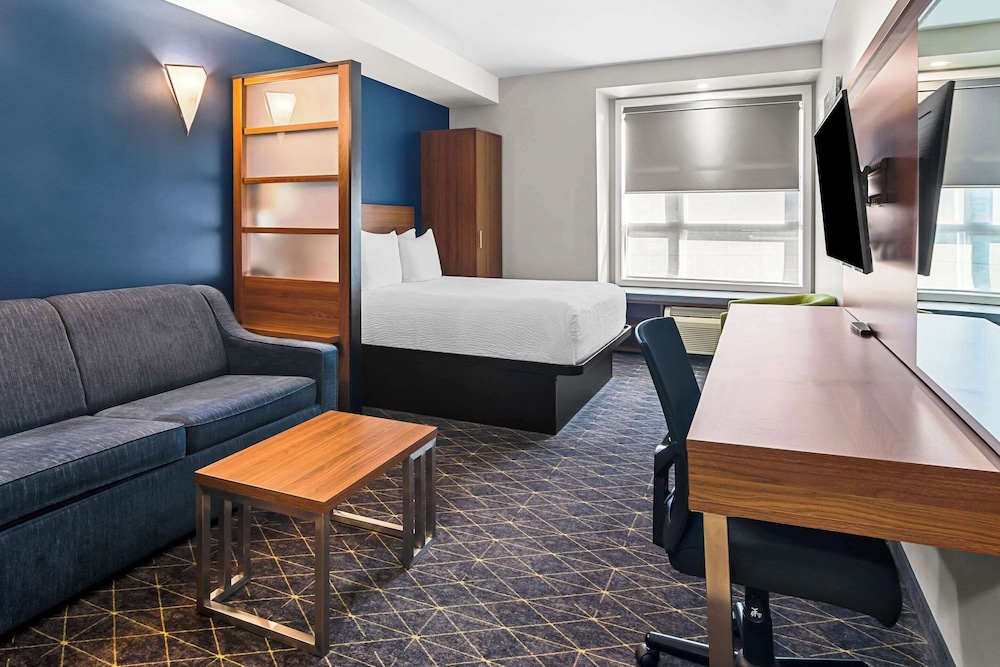 Room, Kitchenette (1 Queen Bed, 1-Person Sofabed) - Photo 3
