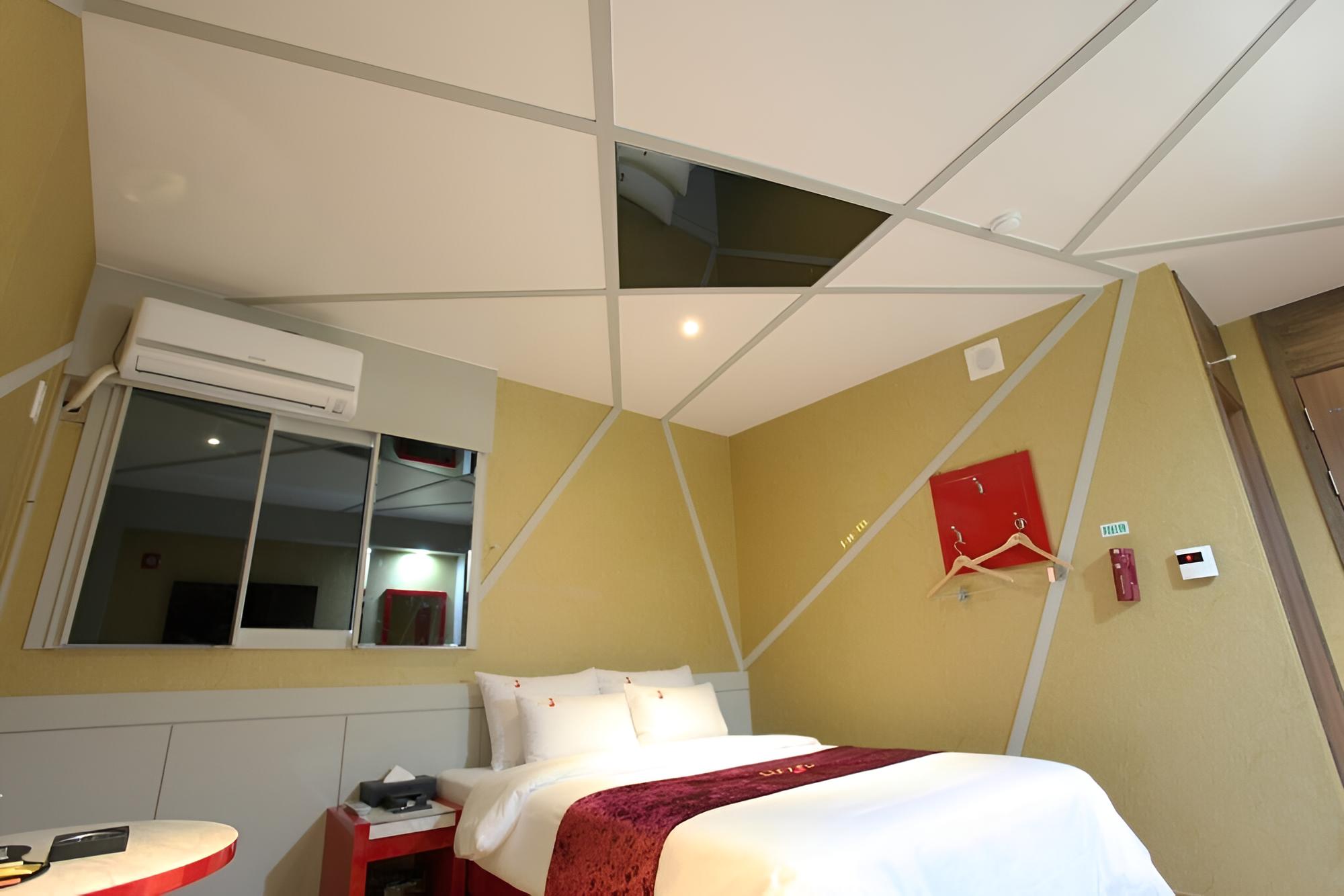Room (Standard Room) - Photo 19