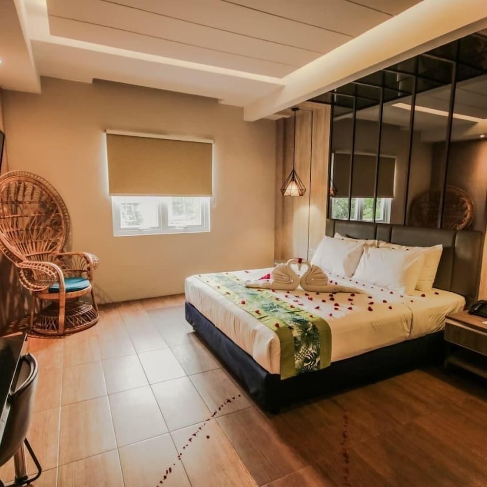 Deluxe Room, 1 Queen Bed photo 3