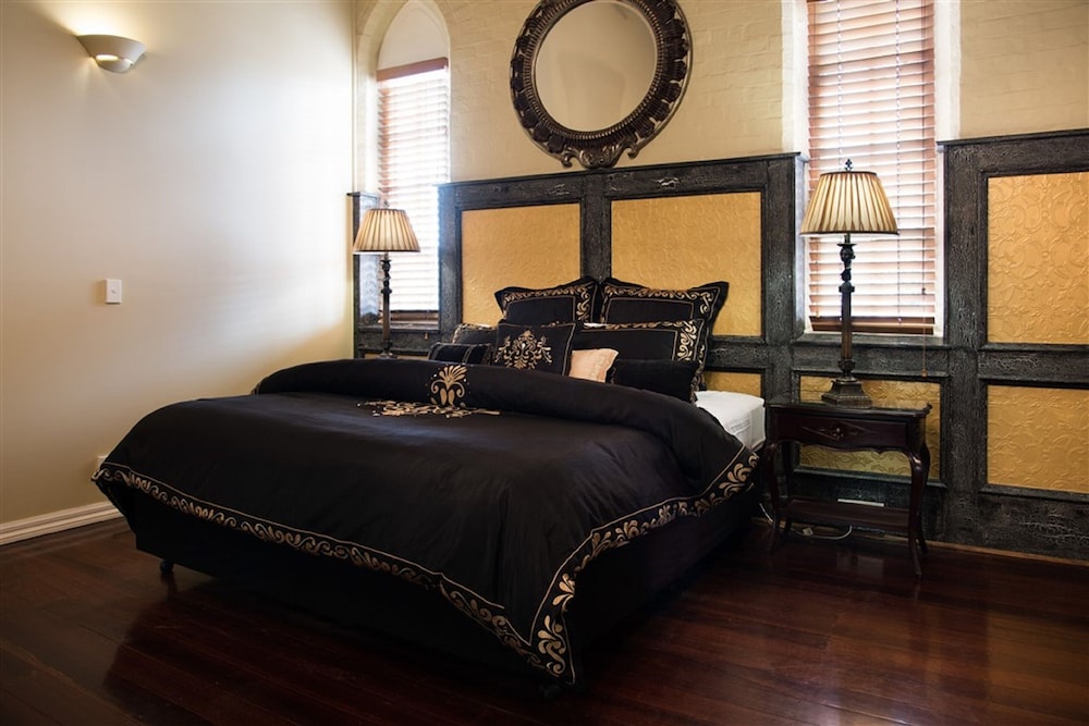 Luxury King Suite photo 3