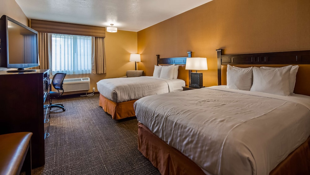 Suite, Multiple Beds, Refrigerator & Microwave, Courtyard View photo 3