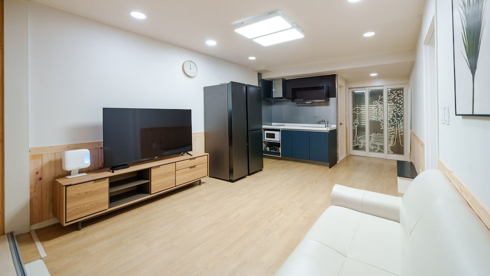 Basic Room, 1 Bedroom (Room 102 (Pet-Friendly))