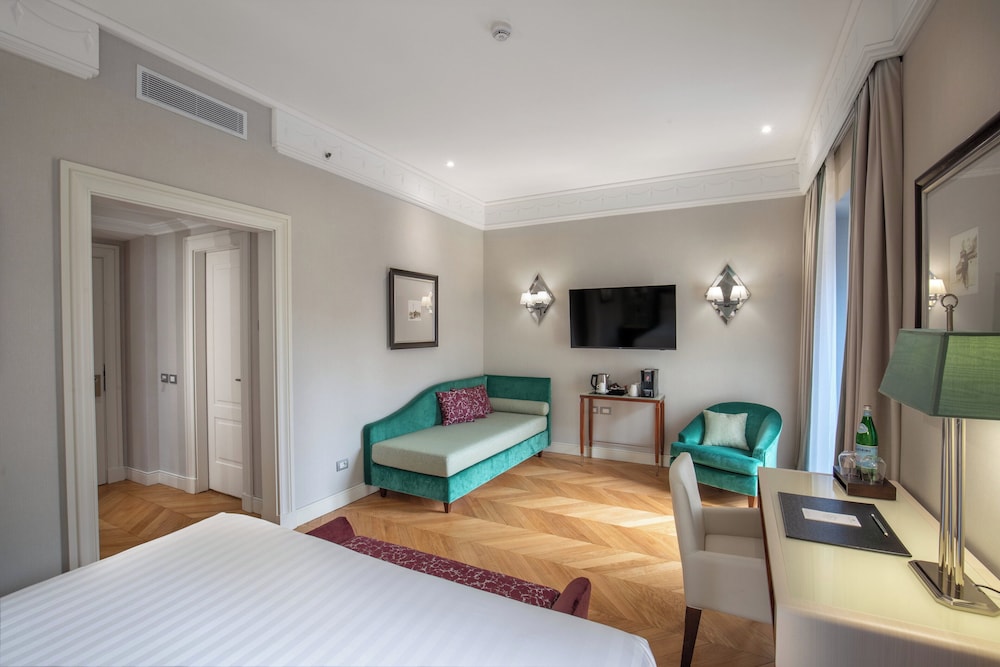 Deluxe Room thumbnail 5