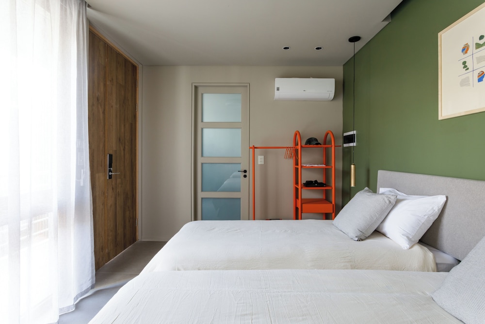 Standard Room, 1 Queen Bed photo 2