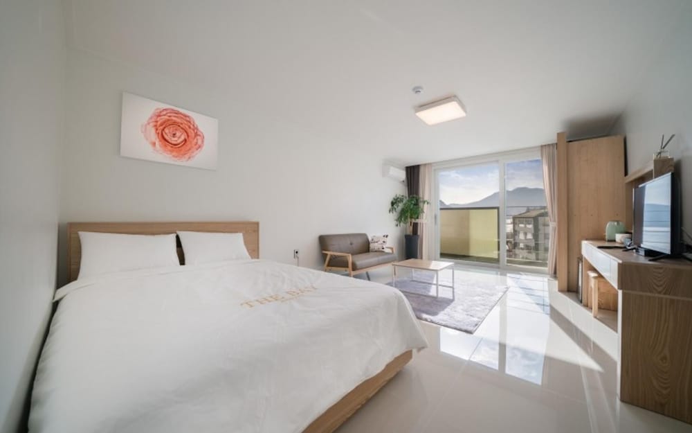 Room (Room 204 (studio type/queen bed)) - Photo 3