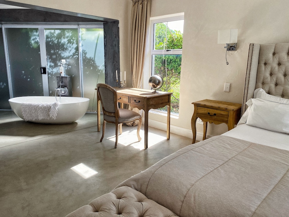 Deluxe Queen Room with Sea View photo 2