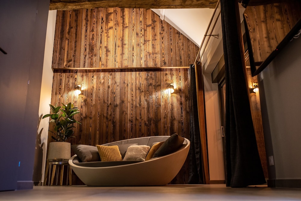 Deluxe Suite, Hot Tub - Photo 5
