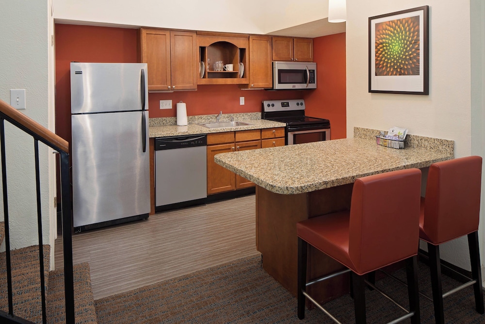 Suite, 2 Bedrooms - Photo 2