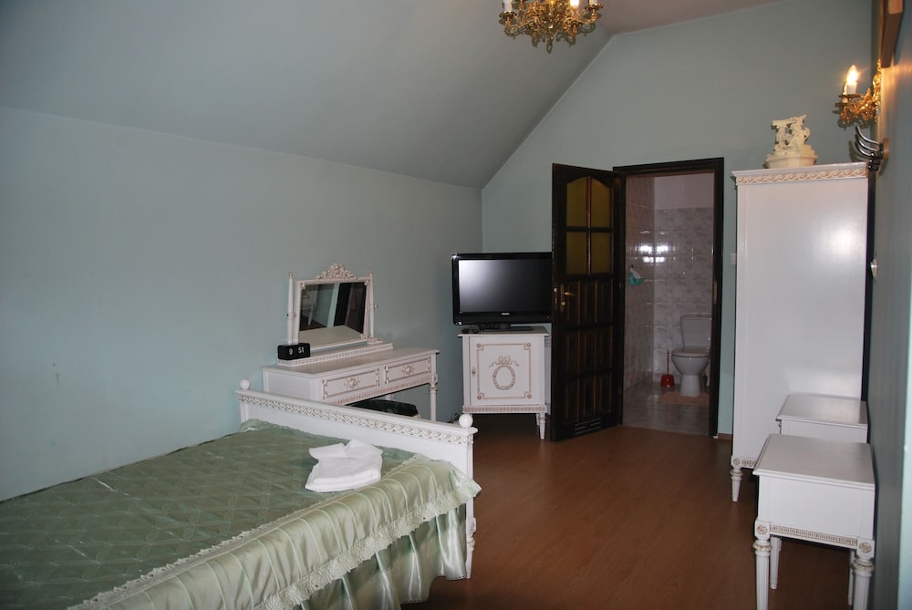 Economy Room, 3 Twin Beds, Private Bathroom, Ground Floor photo 1