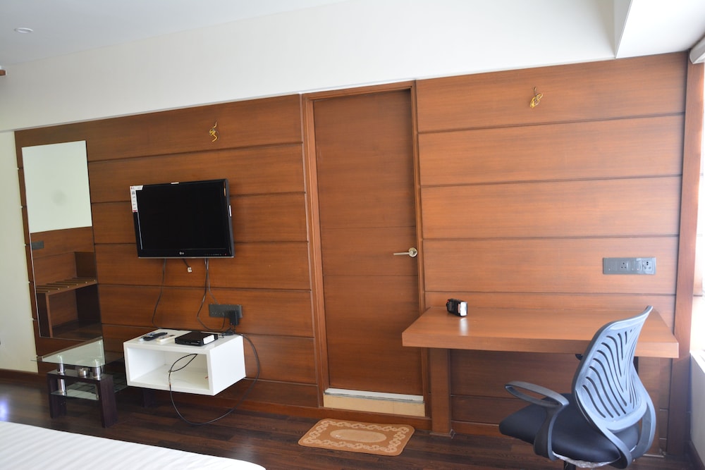 Deluxe Room, 1 King Bed photo 3