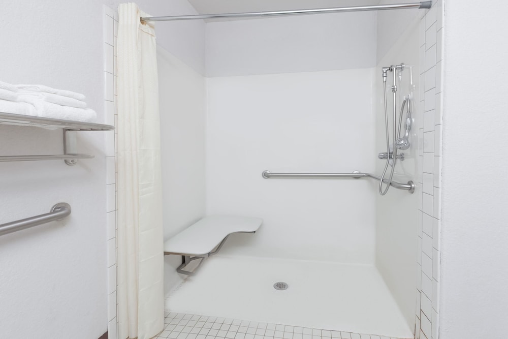 Room, 2 Queen Beds, Microwave - Photo 6