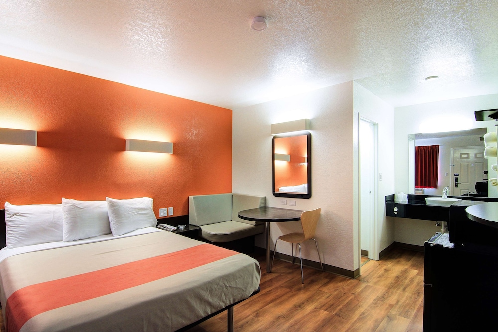 Premium Double Room, 1 Queen Bed, Non Smoking, Refrigerator & Microwave photo 2