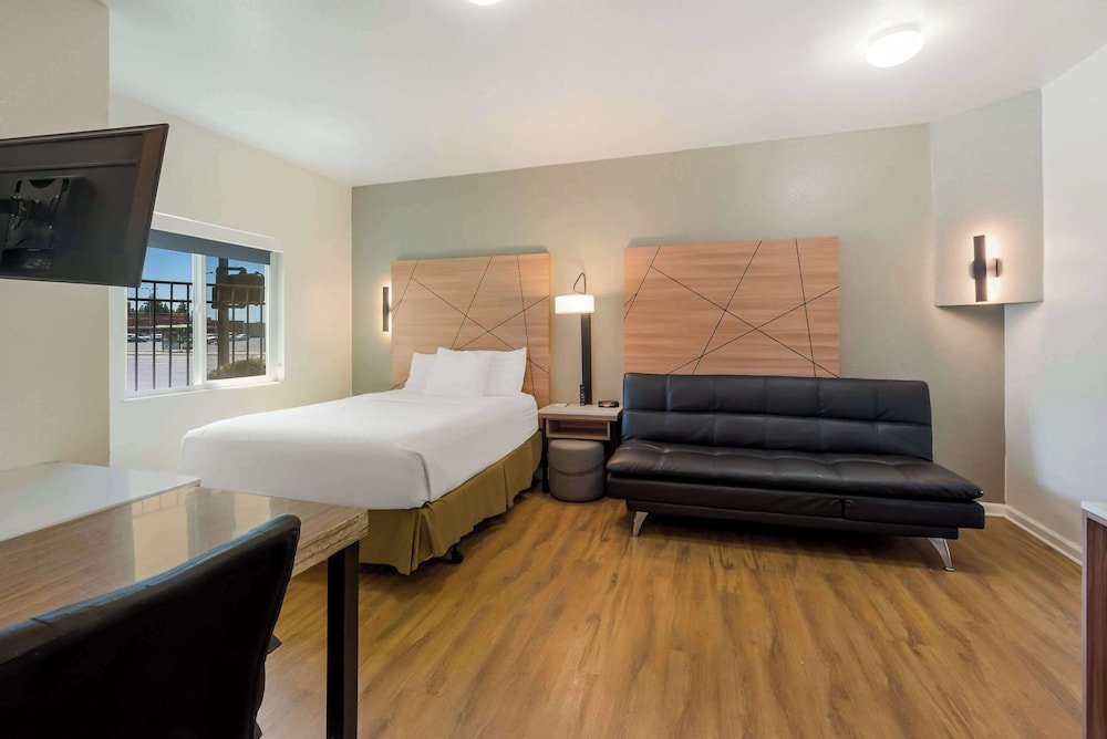 Standard Room, Multiple Beds, Non Smoking - Photo 1
