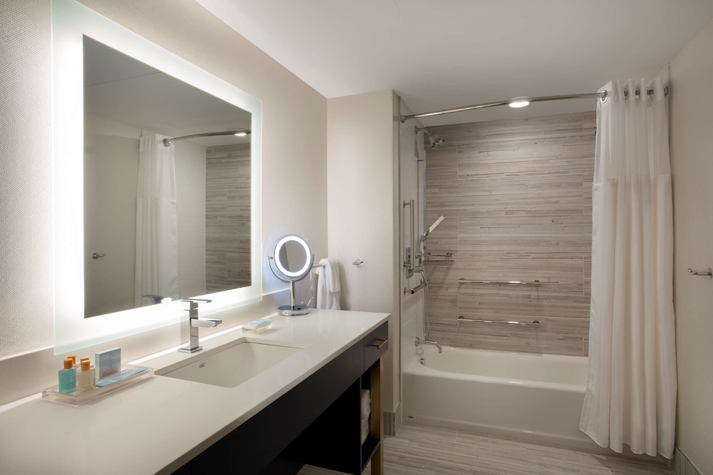 Coastal 2 Queen JR  Suite Mobility Accessible Tub - Photo 5