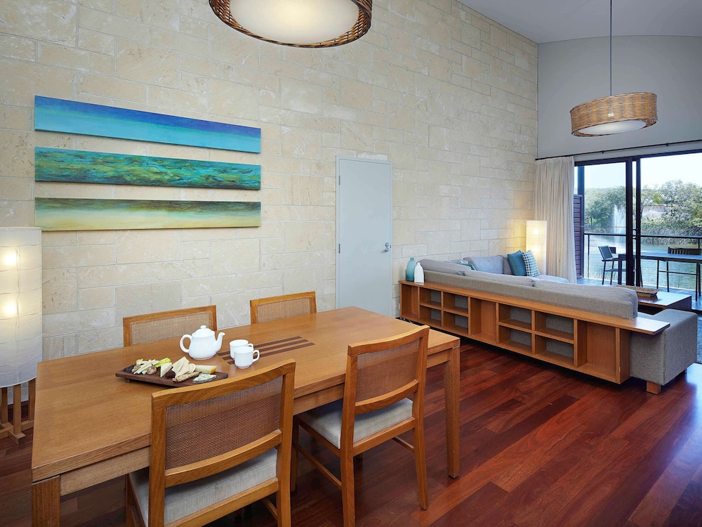 Room, One Bedroom, Lake View - Photo 3